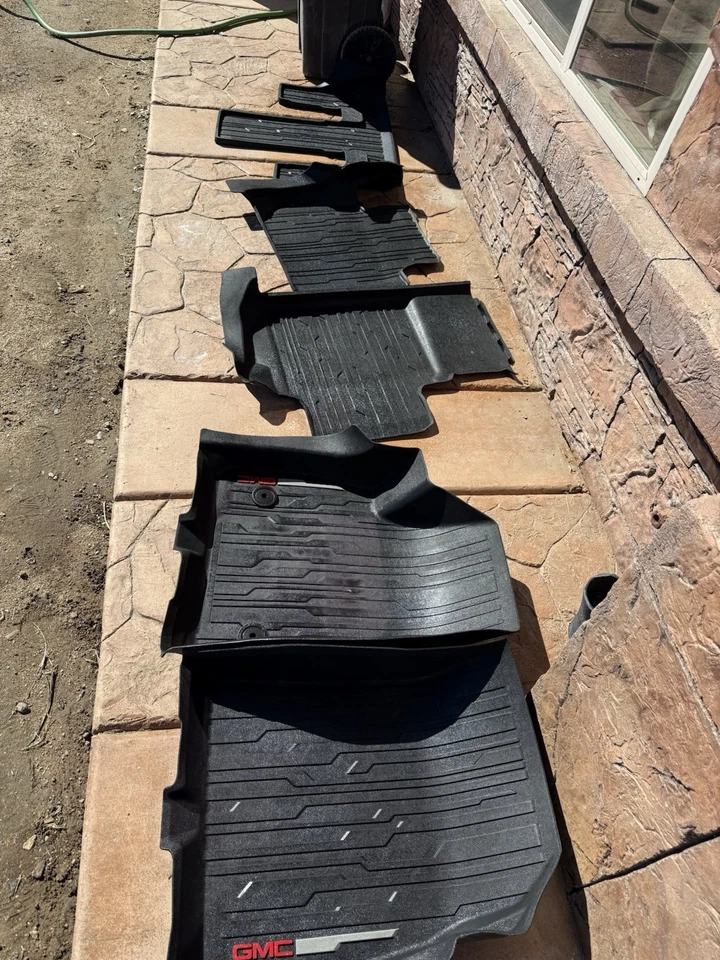 GMC Acadia 2017-2023 equipamiento revestimiento de piso delantero segunda tercera fila negro azabache OEM GM Foto 3 de 4