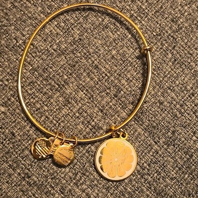 2015 Alex and Ani Lemon Charm ZEST FOR LIFE Confident Bracelet Gold Tone Retired