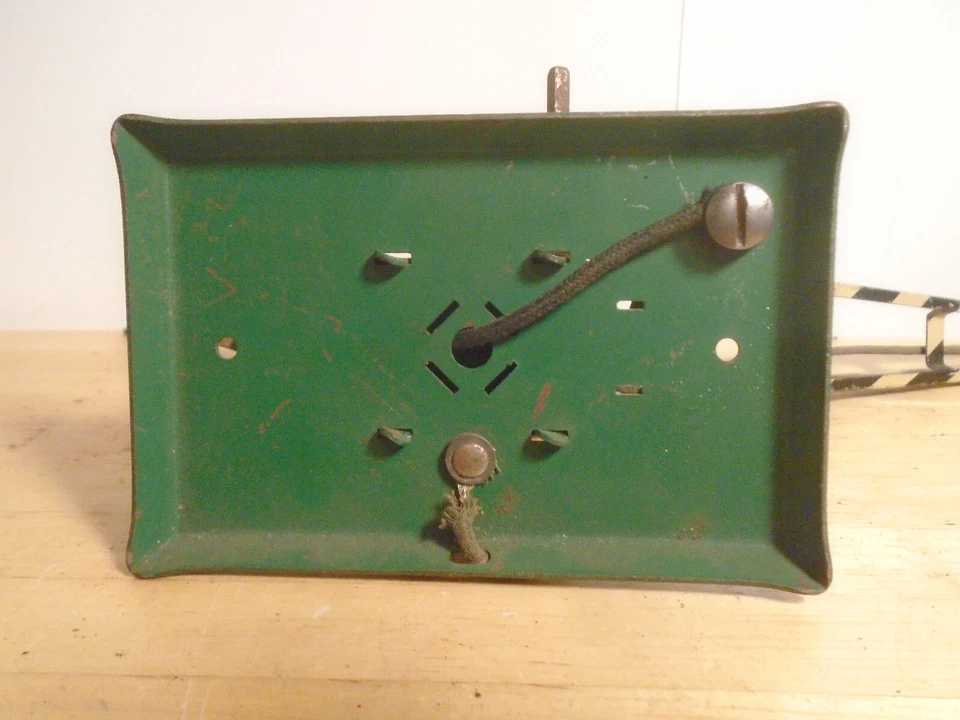 VINTAGE AMERICAN FLYER WIDE + O GAUGE ILLUMINATED RAILROAD CROSSING GATE WORKS - Image 4 of 4