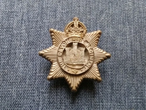 #085 – THE DEVONSHIRE REGIMENT WW2 PLASTIC ECONOMY CAP BADGE