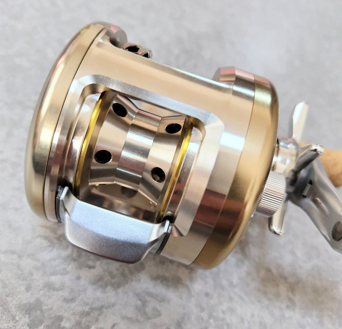 Daiwa Millionaire CV-Z 205 リール DAIWA Millionaire CV-Z 205 R-H 5.1:1 Gear Baitcast Reel w