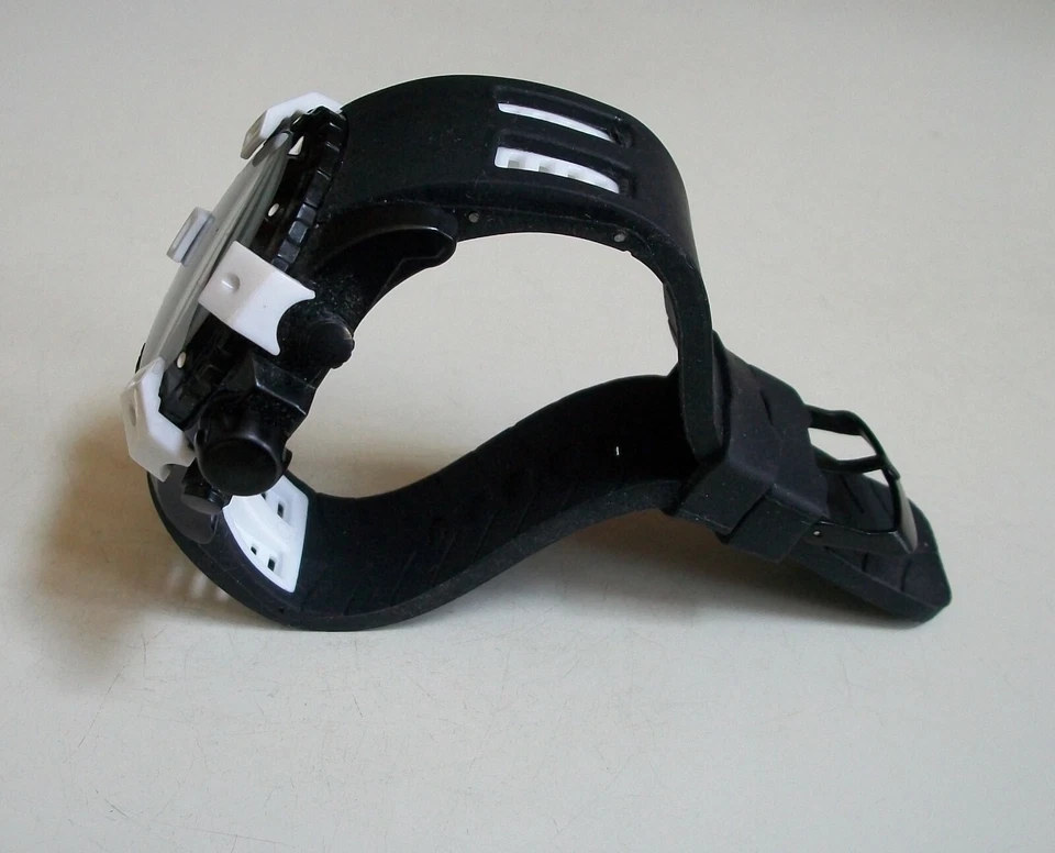 Reloj de hip hop informal elegante de moda con correa de silicona con acabado blanco y negro para hombre Foto 3 de 4