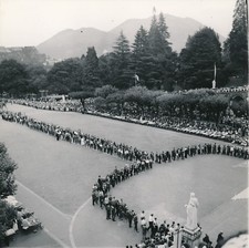 LOURDES c. 1960 - Pélerinage  Religieux  Malades Hautes-Pyrénées - Div 11883