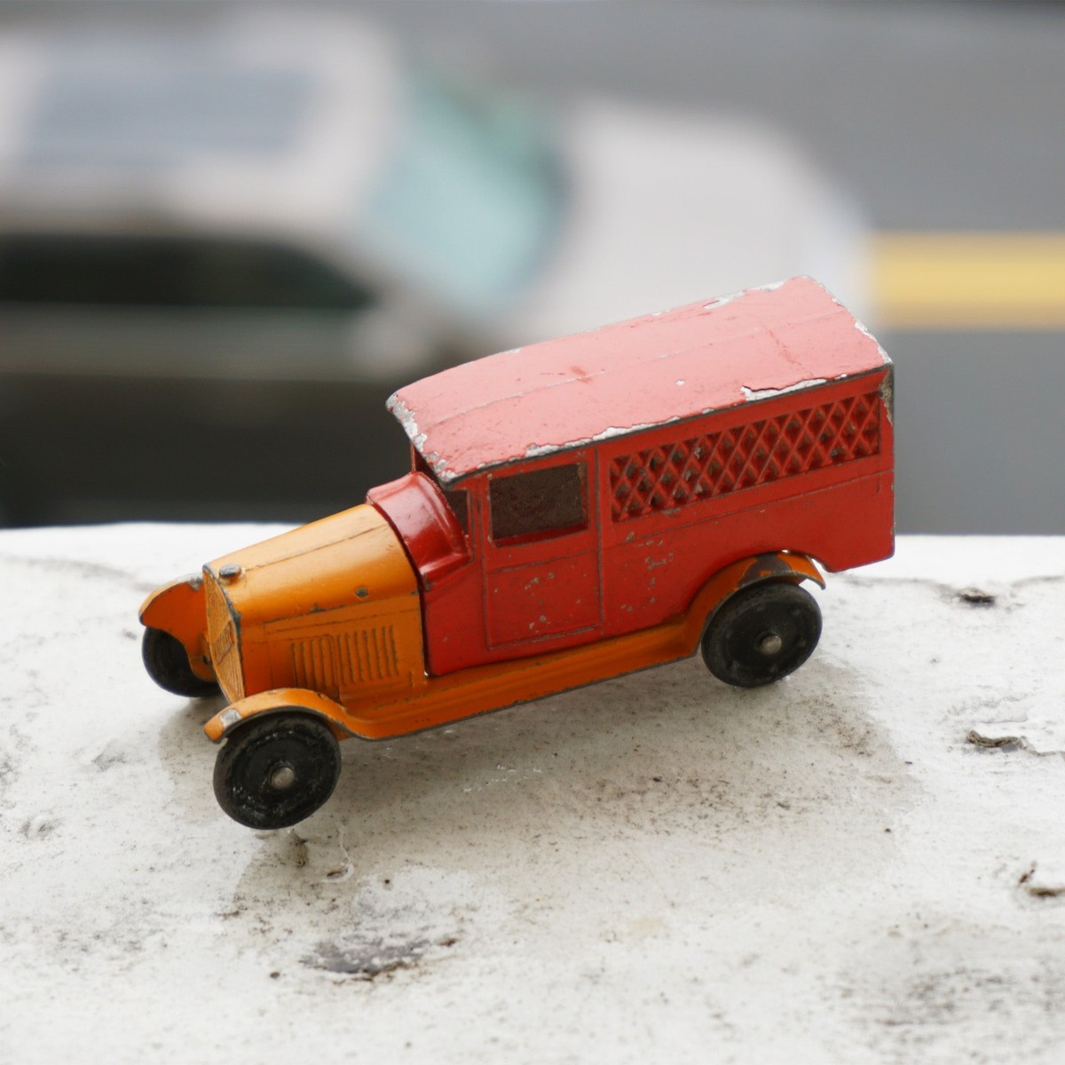 tootsietoy戦前 ミニカー ディンキー　dinky ビンテージ アメ車 1927 Antique Diecast TOOTSIETOY Red and Orange Chevrolet Screen