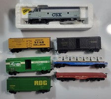 HO Scale Model Train LOT CSX Diesel 118 Locomotive Lighted  6 Freight Cars Mix