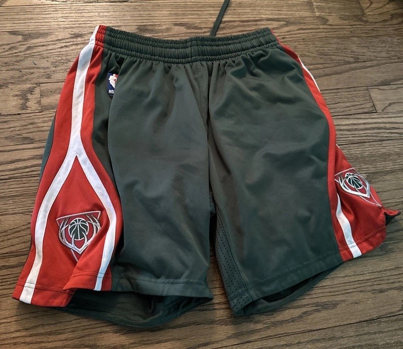 2014-2015 Milwaukee Bucks Team Adidas Clima Cool Size M Issued Game Shorts Logo