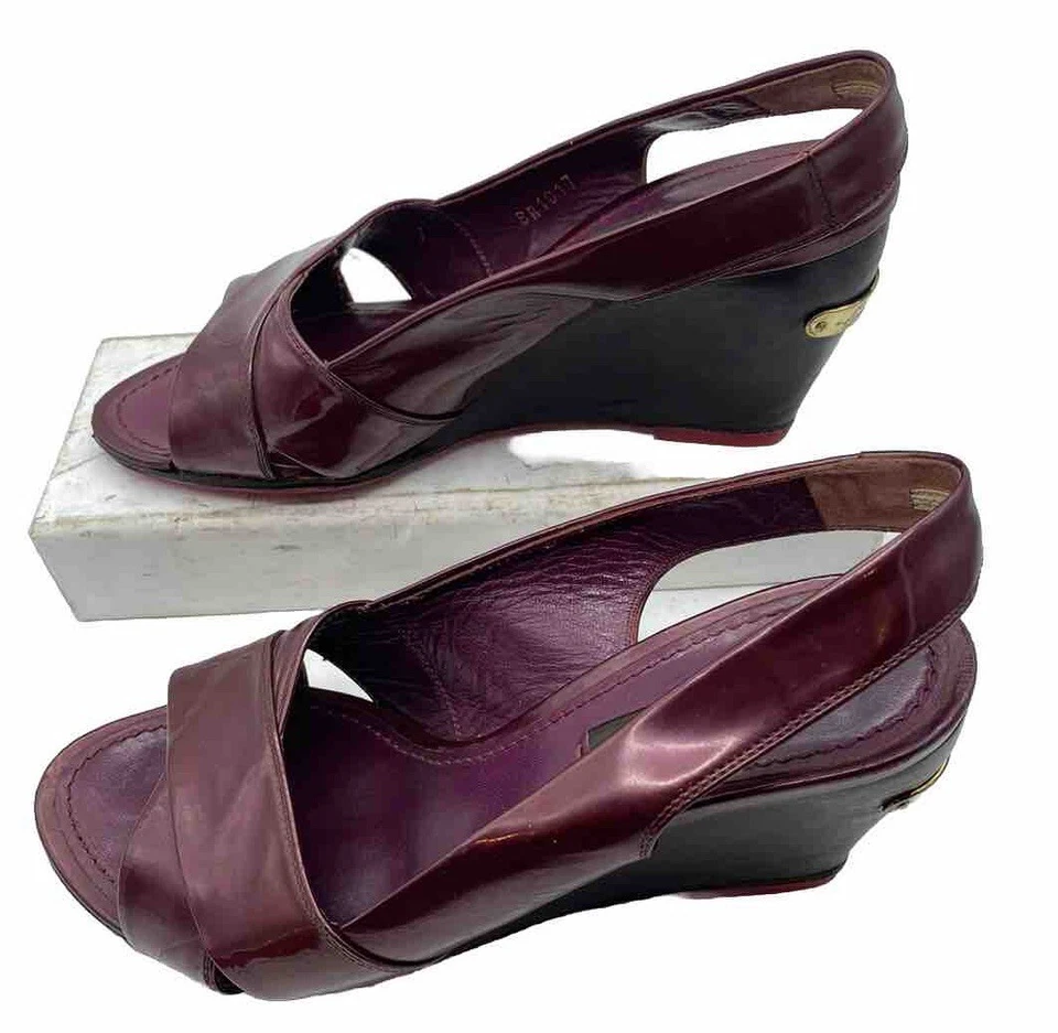 Louis Vuitton LV púrpura charol honda trasera madera tacones de cuña. Foto 3 de 4