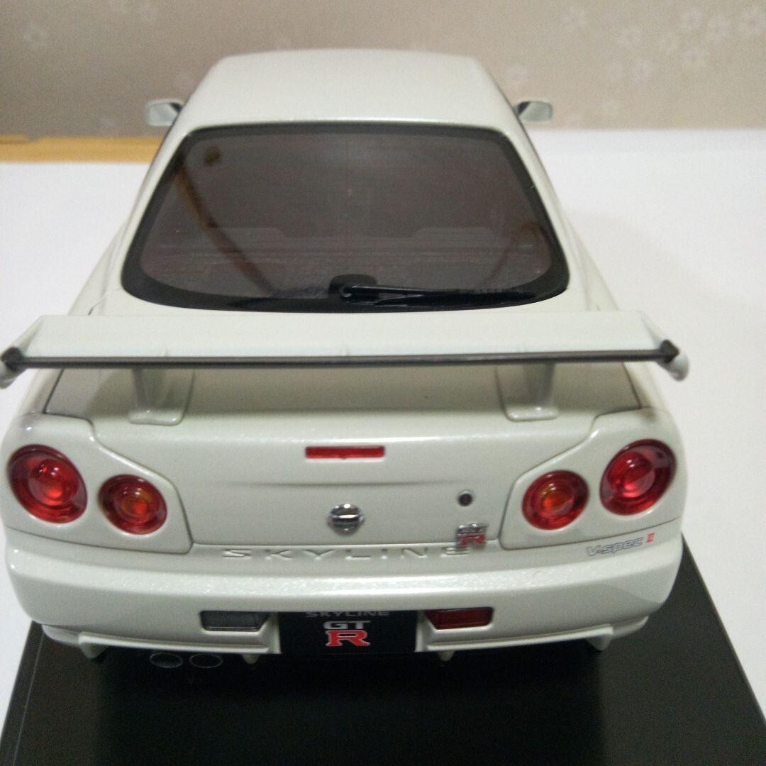 1/18 AUTOart Nissan Skyline GTR R34 V Spec II White Pearl w 1/18 AUTOart Nissan Skyline GTR R34 V Spec II White Pearl w