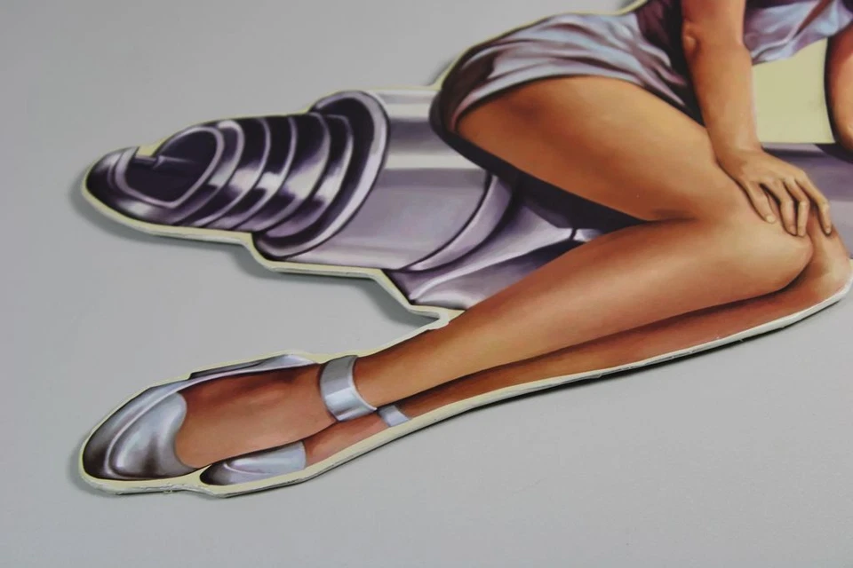 Vintage - großes Blechschild ca. 57 cm. - Frau ( Pin Up Girl ) auf Zündkerze - Bild 4 von 4