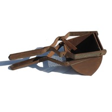 Ancien presse purée / presse pomme de terre manuel en métal / Art populaire