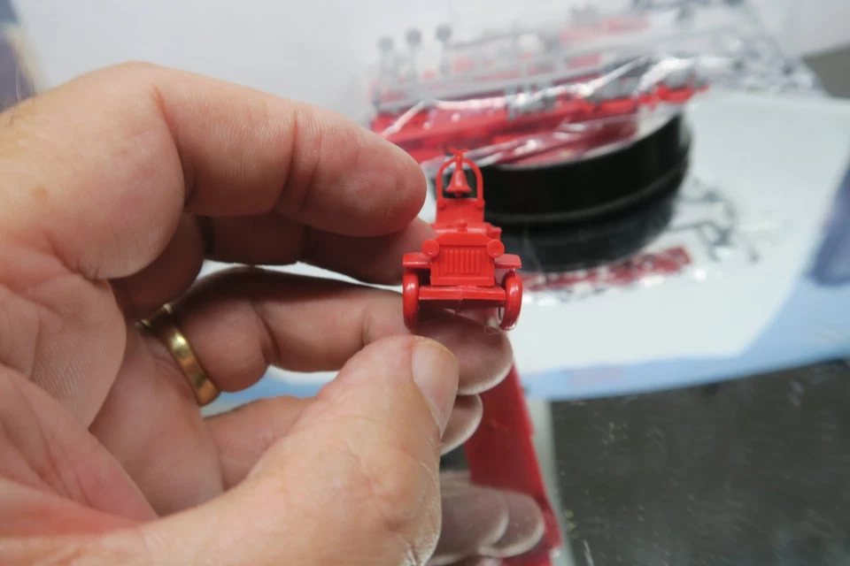 MODEL POWER HO SCALE OLD STYLE FIRE ENGINES 1 BUILT AND 1 UNBUILT FROM KIT! - Image 4 of 4