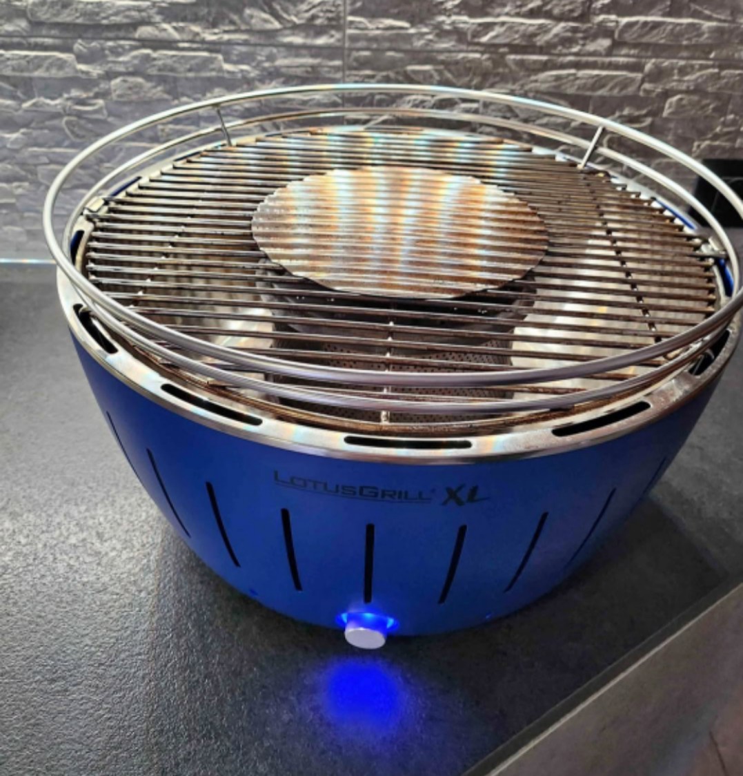 LotusGrill XL barbecue a carbonella senza fumo con custodia blu
