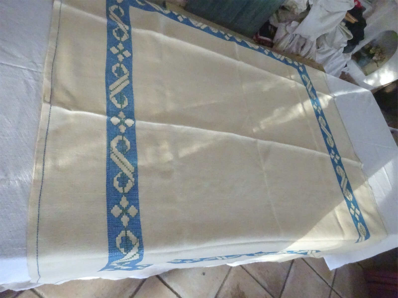 Nappe rectangulaire en lin brodé bleu pour grands repas de famille