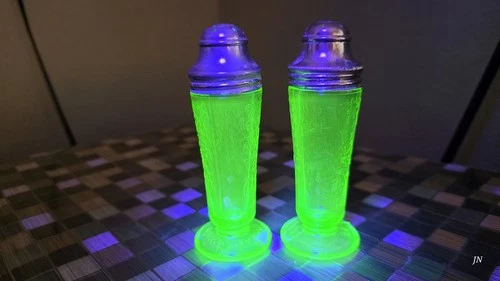 Hazel Atlas ROYAL LACE GREEN SALT & PEPPER SHAKERS RARE Uranium Glass
