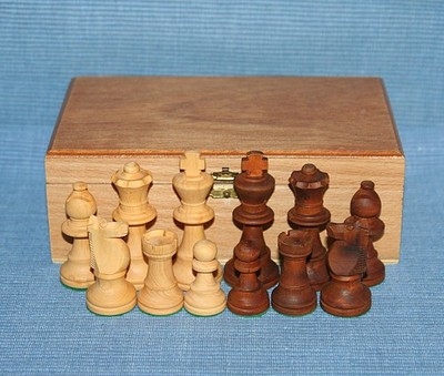 Schachfiguren Holz / Königshöhe ca. 7 cm / gewichtet / mit Holzkiste