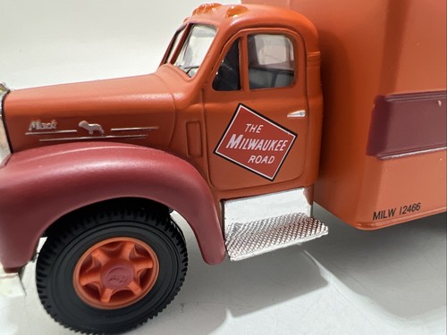 Vtg Corgi Fallen Flags Die-cast Mack Truck & Box Van The Milwaukee Road NIB Cert - Picture 6 of 15