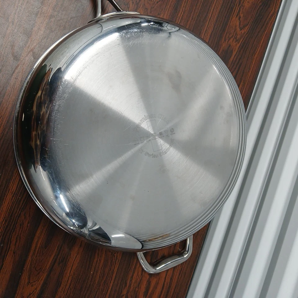 "Sartén Swiss Diamond Premium revestida de acero inoxidable de 13"" con tapa" Foto 4 de 4