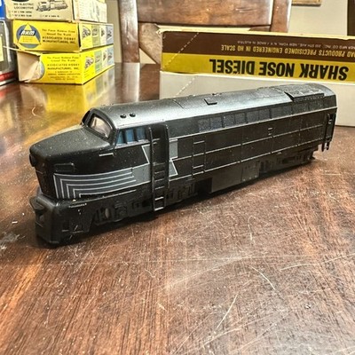 ROCO Shark Nose HO Diesel Engine Black with Five Stripes