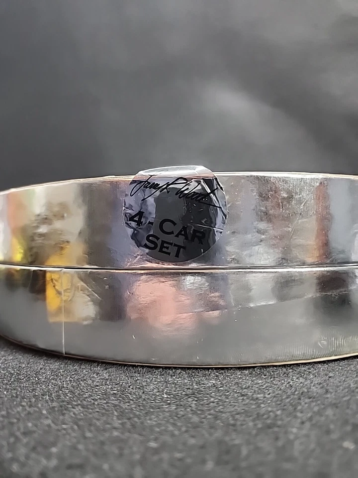 Caja Hot Wheels Larry Wood World Tour - Sin autos Foto 4 de 4