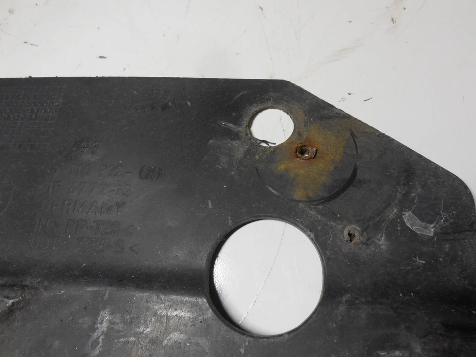 Protector de bandeja de embellecimiento del panel de cubierta inferior trasero 7116912 06-11 BMW E90 325i 330i 335i Foto 3 de 4