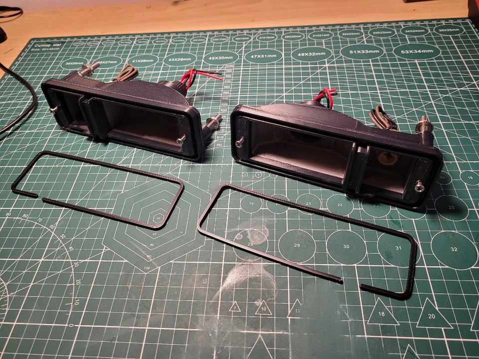 Toyota AE86 Zenki Trueno front indicator / blinker housings - Image 4 of 4