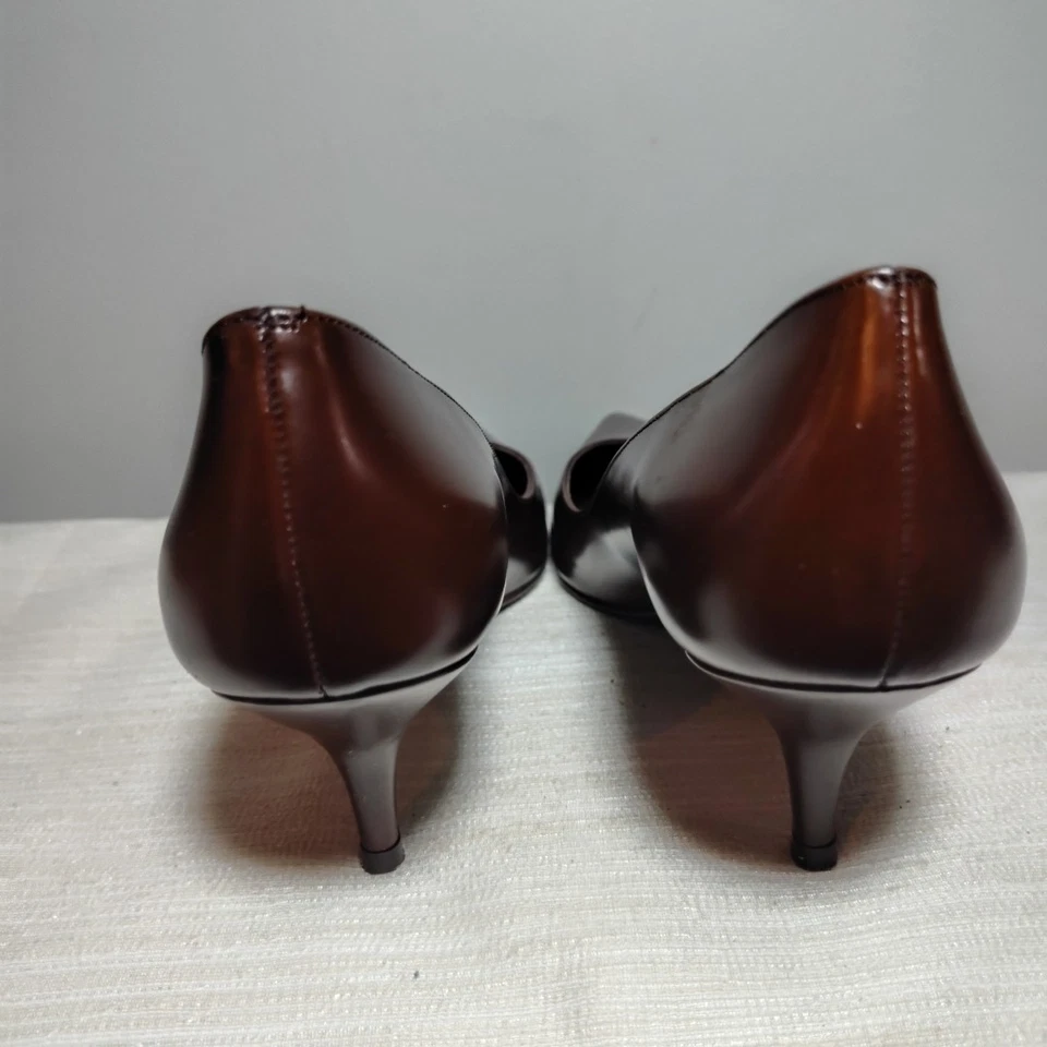 STUART WEITZMAN Cuero Chocolate 9.5 M Coqueta Clásica Spike  Foto 3 de 4