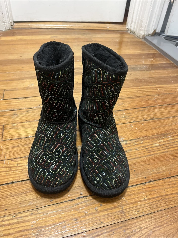 Botas Uggs negras y con puntada arco iris clásicas gráficas para mujer 3 Foto 4 de 4
