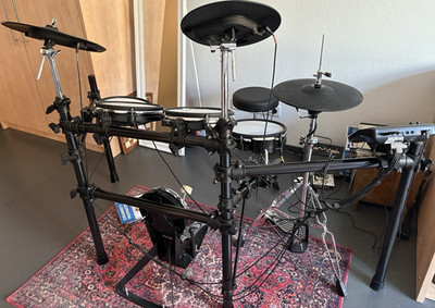 Millenium E-Drum Kit Digital mit 5 Pads, Hi-Hat, Kick Drum, Drummersitz, Ständer