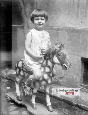 Mädchen auf einem Pferd auf Rollen, Glasplatte altes Foto, Negativ 9x12 cm