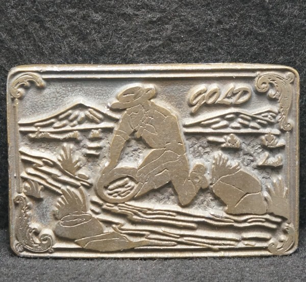 XF15143 GOOD VINTAGE 1970s **PANNING FOR GOLD** WESTERN SCENE MENS BELT BUCKLE