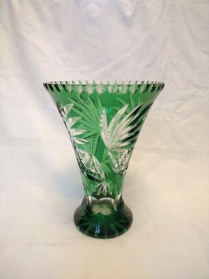 Vintage grüne Vase mit Überfang Böhmischer Schliff Blumenmuster Kristall Kunstglas 21,5 cm