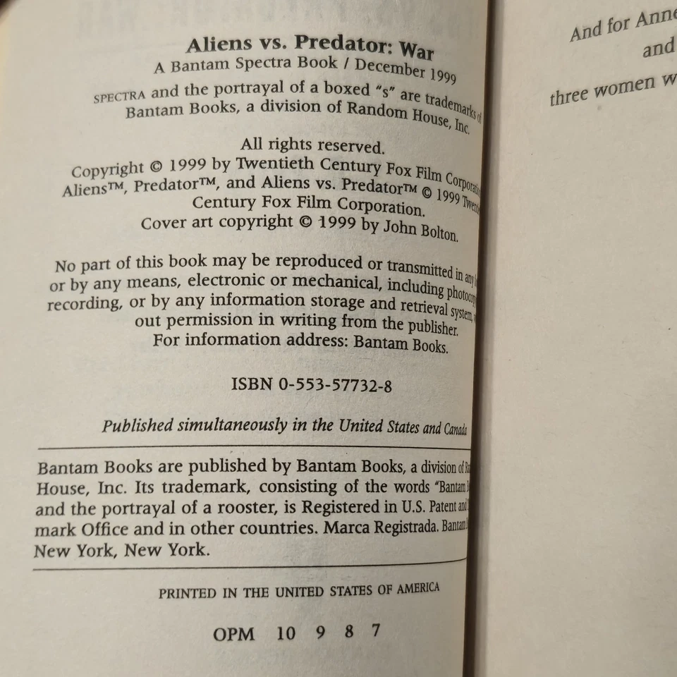 Aliens Vs. Predator War By S.D. Perry First Edition Paperback Dark Horse Bantam  - Image 3 of 4