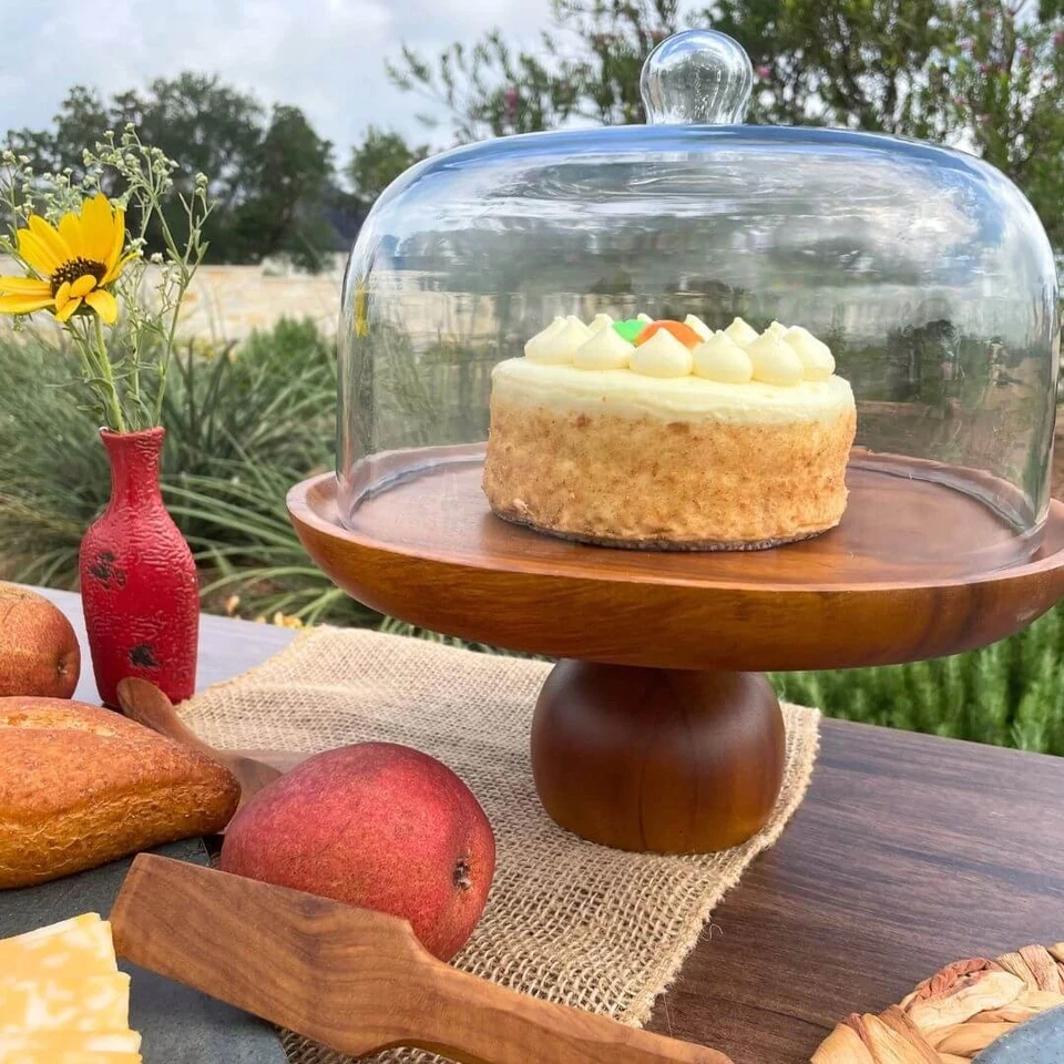 Pedestal y cúpula para pasteles hechos de madera de teca y vidrio Foto 2 de 3