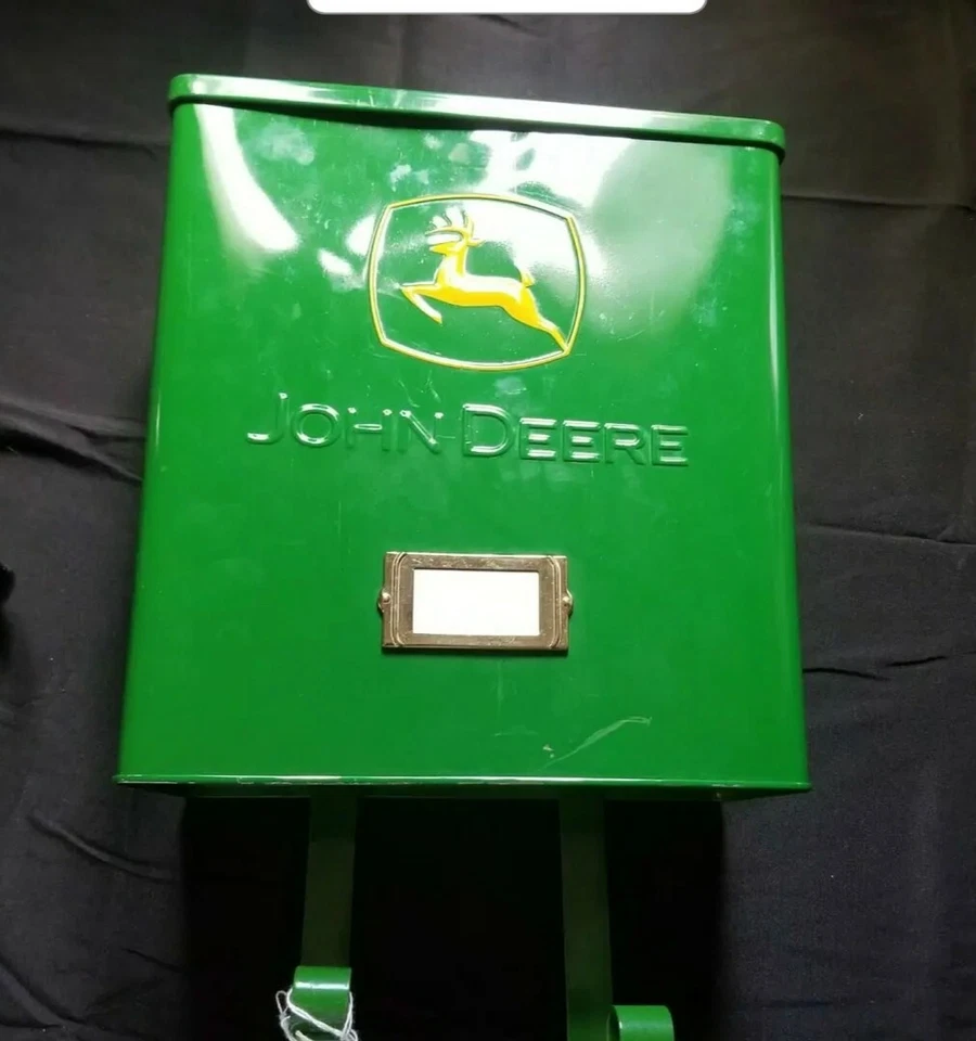 Buzón verde de montaje en pared John Deere con ganchos para periódicos y placa de identificación con logotipo 9x10x4 Foto 2 de 4