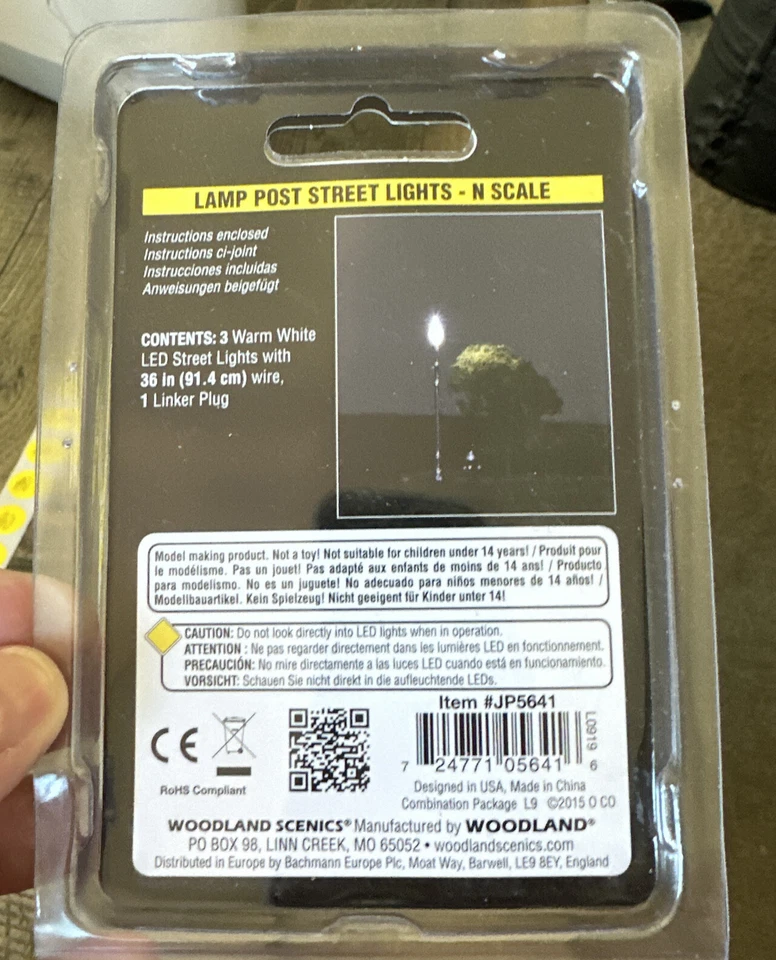 Woodland Scenics N 比例 Just Plug 灯柱式路灯 #JP5641 3 包 — 第 2/2 张图片