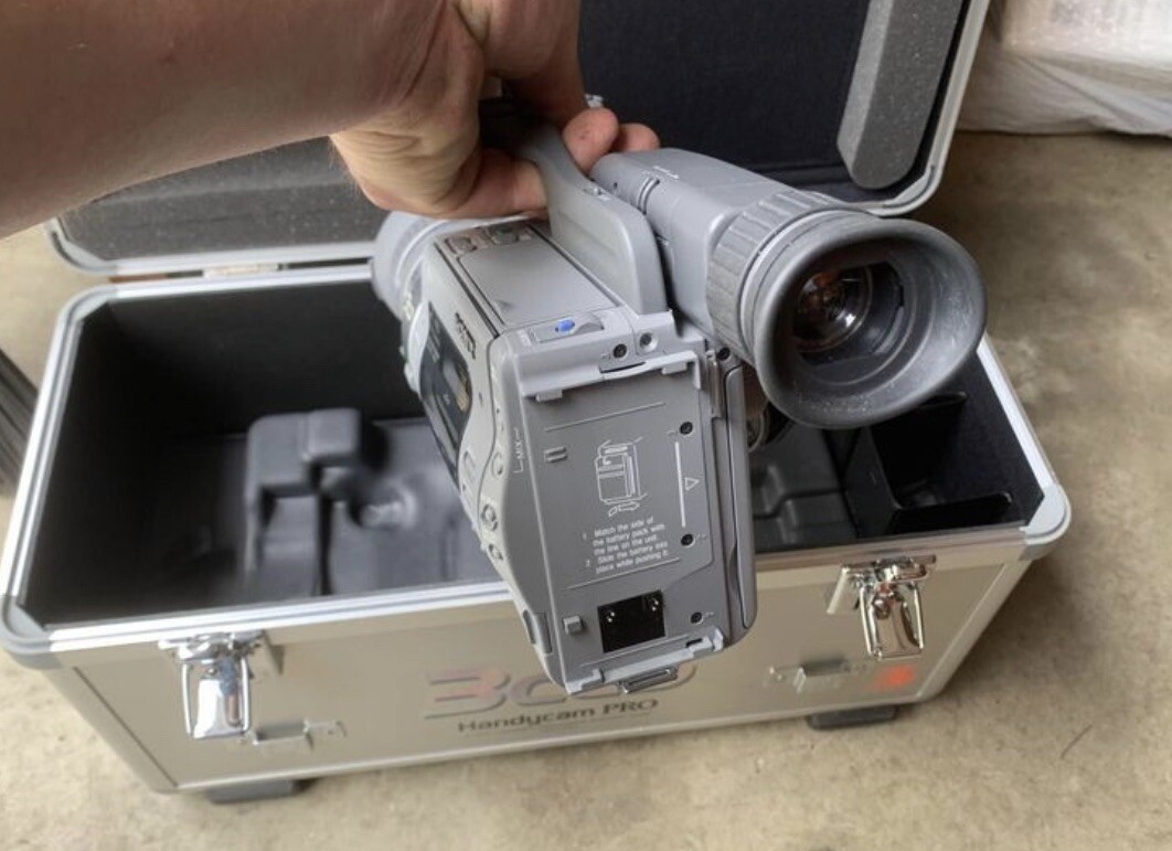 Sony CCDVX3 3CCD Video Camera Camcorder 8mm Hi8 with HARD CASE PARTS