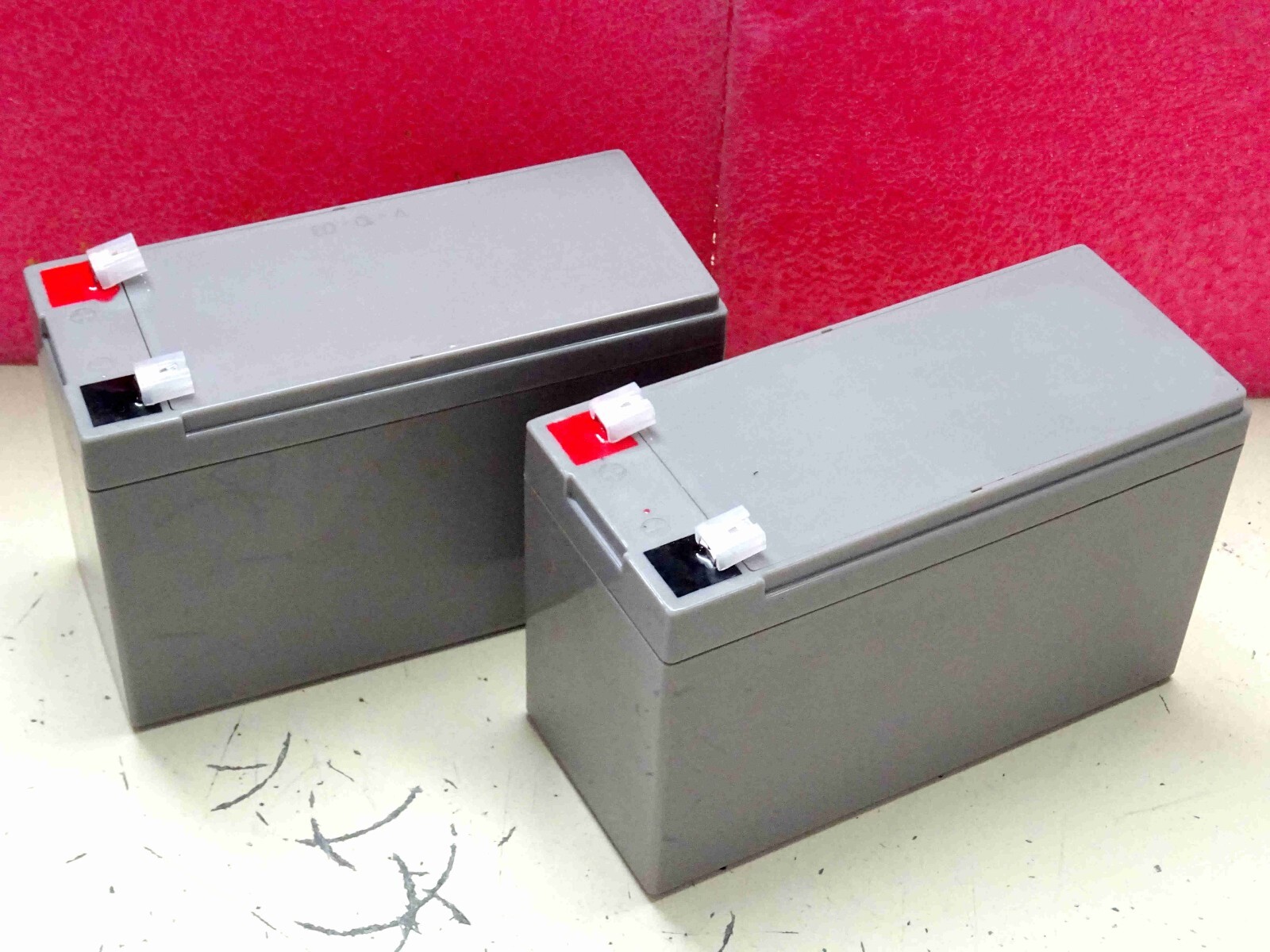 Batteries 7.6Ah Eaton Ellipse Eco 1600 kit de remplacement deux blocs au plomb pour onduleur UPS