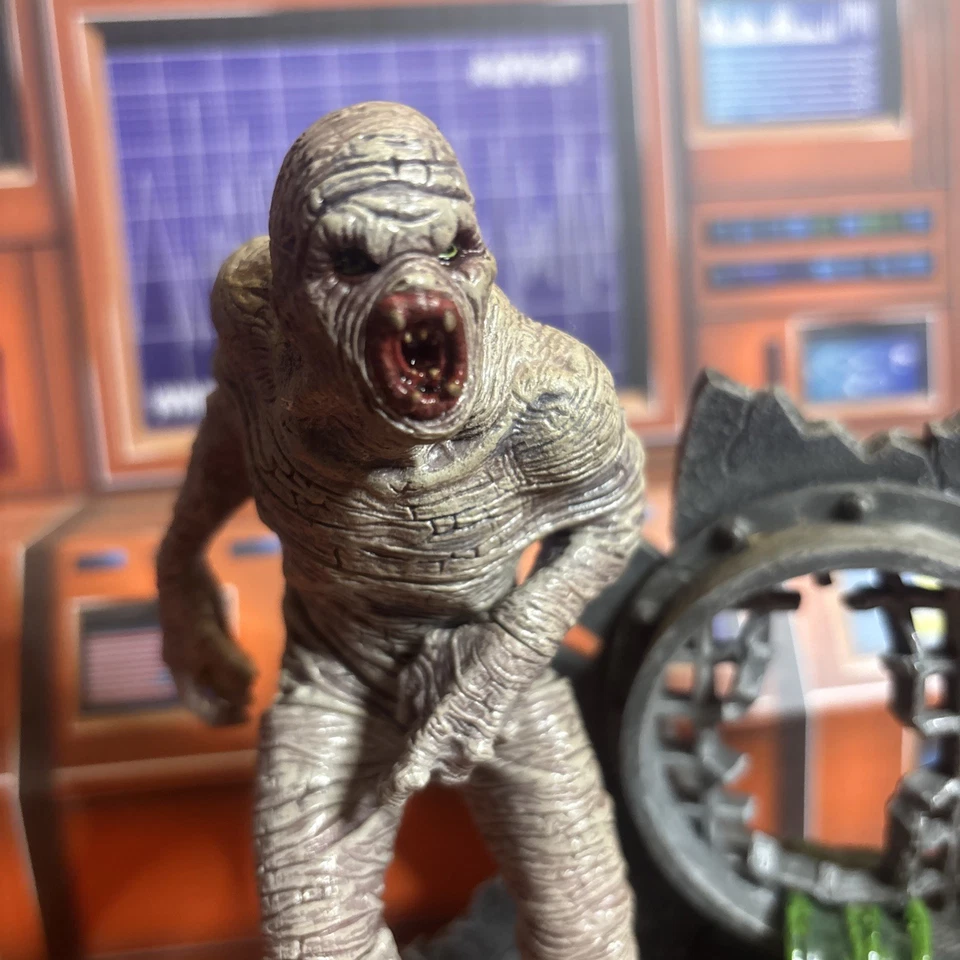 X-files Flukeman con soporte de alcantarillado suelto Foto 2 de 2