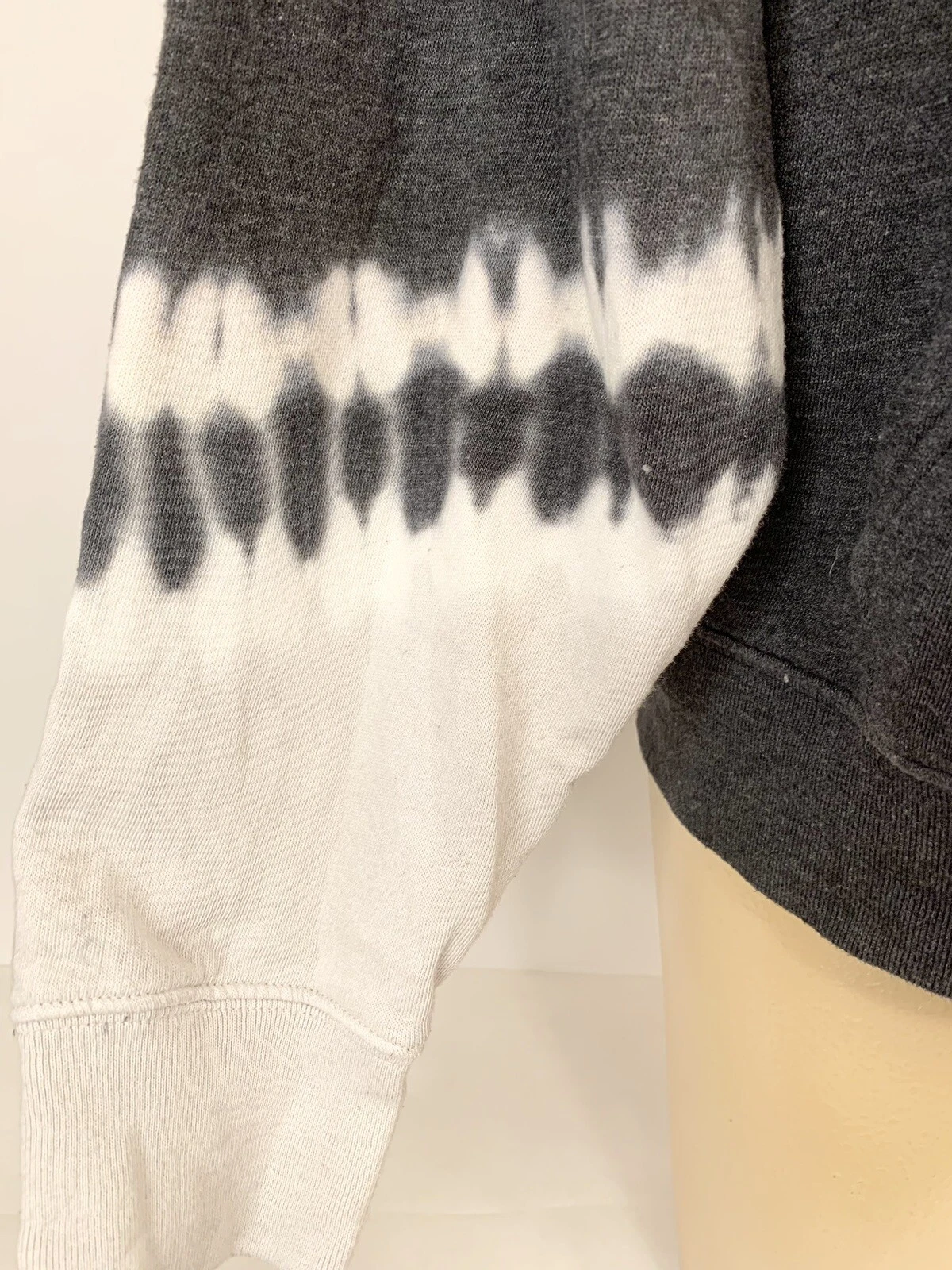 UNDERCOVER Felpa con cappuccio Victoria’s Secret ROSA nuova con etichetta XS X Small 26" manica lunga grigio bianco tie dye