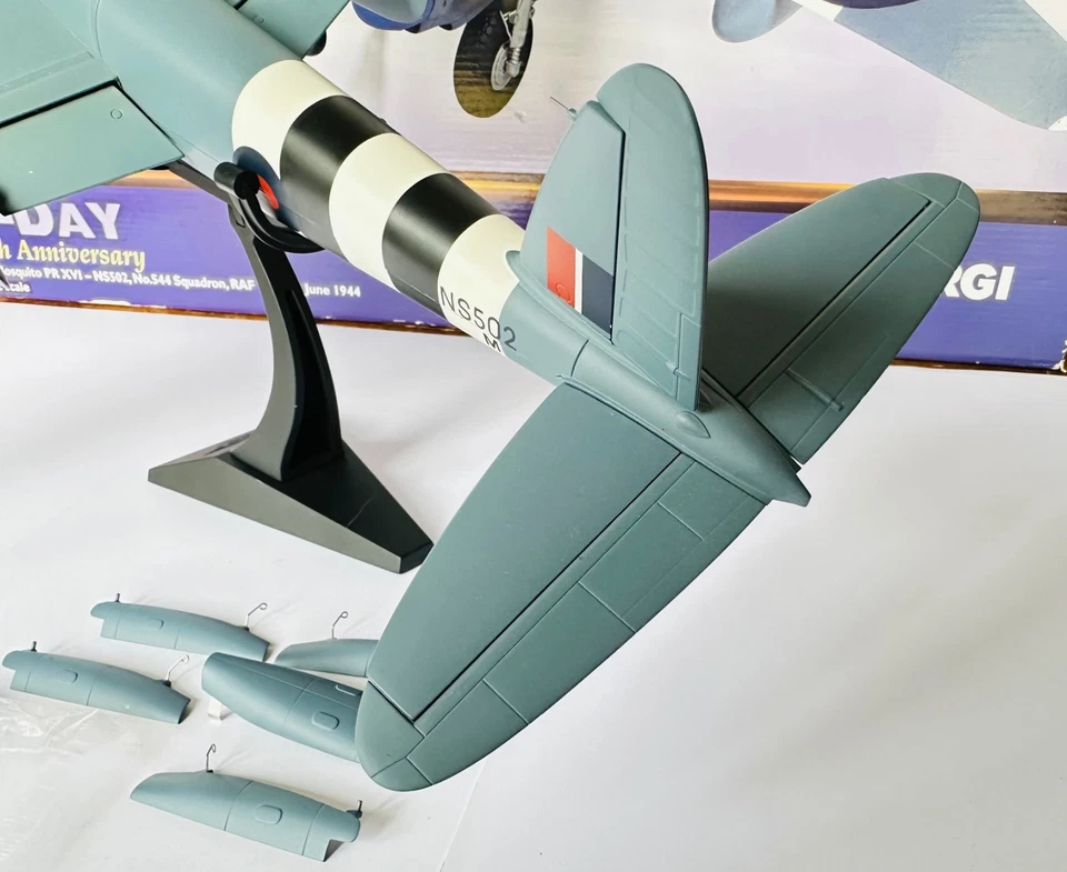 Corgi AA34602 1:32 DH Mosquito PR XVI-NS502, NO544 SqRAF Benson 1944 день 60-е - Изображение 4 из 4