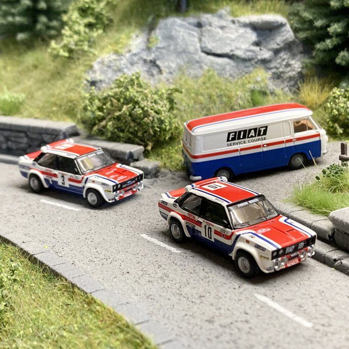 Décor de rallye miniature avec la Fiat 131 Abarth Brekina 22664 et son camion