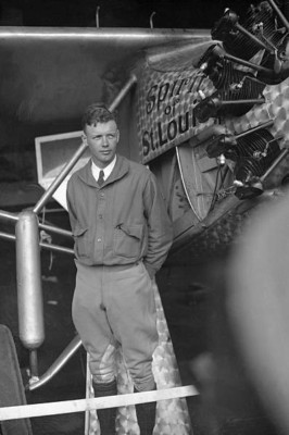 Charles Lindbergh weltberühmter Flieger posiert neben seinem Flugzeug - 1927 4x6 Foto