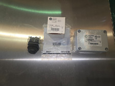 Allen Bradley 800H-1HZ4C Button Enclosure W/800H-QRBH2R