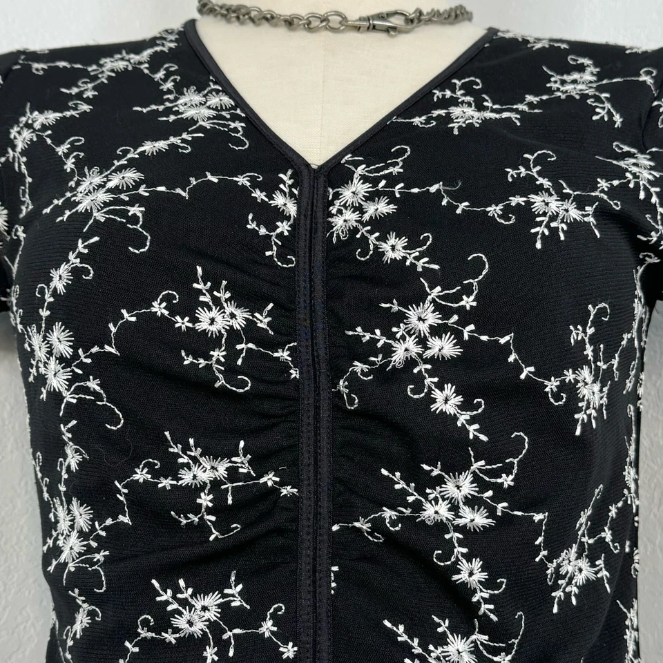 Top Whimsigoth Negro Blanco Floral Malla Bordada Manga Corta Y2K Pequeño Pequeño Foto 3 de 4