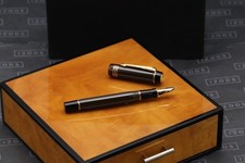Parker Duofold Centennial Chocolate Pinstripe SE Fountain Pen - UNUSED - Broad