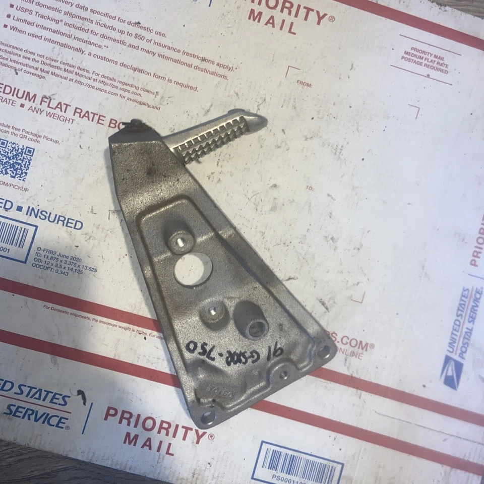 91 SUZUKI GSXR750 GSXR 1100 W SOPORTE DE MONTAJE DE CLAVIJA DE PIE DELANTERO IZQUIERDO Foto 2 de 2