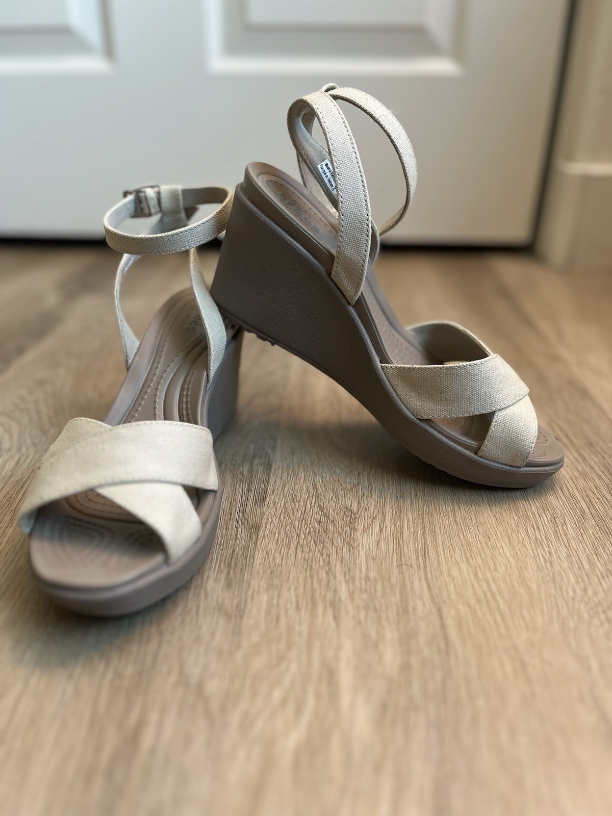 Crocs Leigh Wedge Heel Sandals for Women Size 8 in Oatmeal