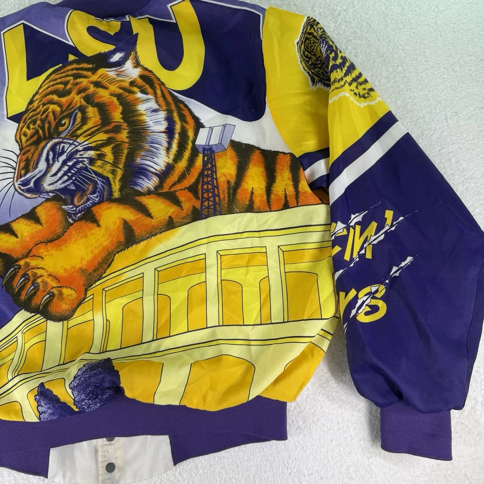 Chaqueta de bombardero grande vintage años 90 LSU Tigers Louisiana University AOP línea tiza Foto 2 de 4