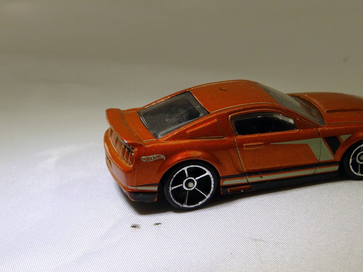 ミニカー Hot Wheels Ford MUSTANG GT Amazon.com: Hot Wheels 2017 Factory Fresh 2015 Ford Mustang