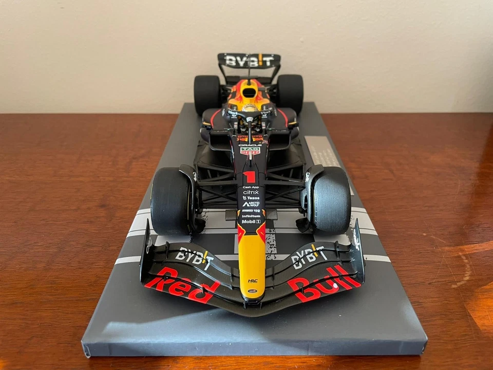 Minichamps 1:18 Red bull RB18 Max Verstappen 2022 Winner Mexico GP - Immagine 3 di 4